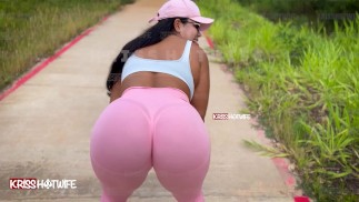 Prostituta casada dando seu passeio matinal com leggings exibindo sua buceta (cameltoe) e se exibindo
