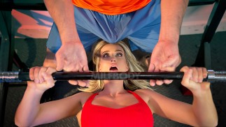 Impressionante Milf Andi Avalon puxa as leggings para baixo e senta-se no rosto de seu personal trainer - MYLF
