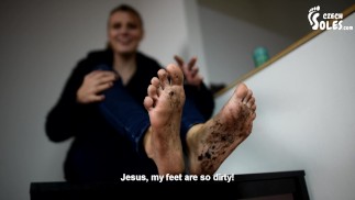 Piedi sporchi da camminare a piedi nudi (POV piedi sporchi, piedi nudi sporchi, dea dei piedi, dita dei piedi sexy)