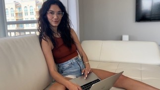 茶髪ロングのちっぱい義妹とリビングのソファーでゴムなしセックス