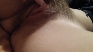 Frotando mi clítoris duro / coño mojado