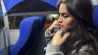 Je suce un passager inconnu dans un vrai bus et il jouit dans ma bouche