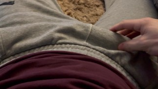 Jovem gemendo alto enquanto se masturba POV