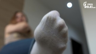 Meias Puma brancas muito fedorentas e desgastadas (adoração aos pés POV, adoração de meias, meias fedidas, cheiro de pé)