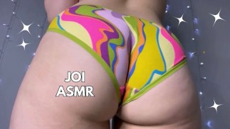 Acariciando enquanto sua namorada modela sua calcinha para você - ASMR JOI