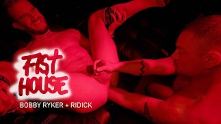 Virando a boceta do Ridick do avesso com um bom e profundo amigo fodendo no STUDFIST