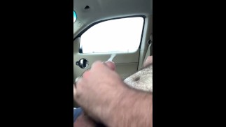 ぽっちゃり男は車の中で仕事の後にカミングを助けることができません