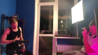 un photographe a baisé un beau mec lors d'une séance photo