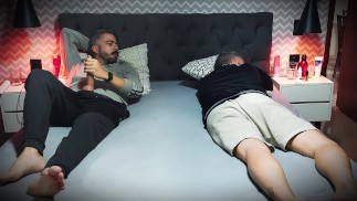 Pillado masturbándome mi gran polla al lado de mi hermanastro mientras nuestro padre y madre no están