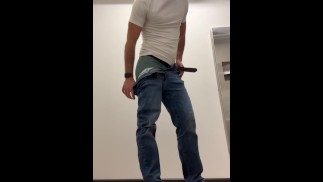 In ein Kondom pinkeln und es mir auf der öffentlichen Toilette ins Gesicht schütten - Zeitlupe
