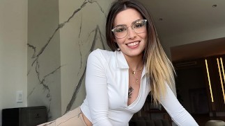 Nauczyciel w szkole ma unikalne sposoby pomagania uczniom w nauce