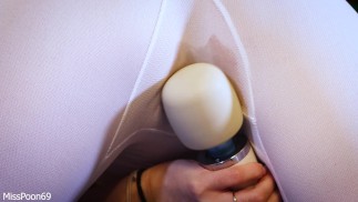 Tryskająca sperma w moich białych legginsach
