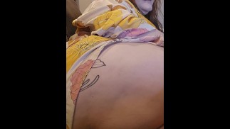 BBW継母に彼女の猫の匂いを嗅がせて私のために中出しするように頼む