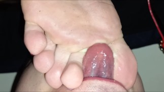 Limpando o dedo do pé geléia entre os dedos dos pés e gozando nos pés