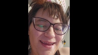 Amy essaie sa nouvelle machine à baiser industrielle hardcore