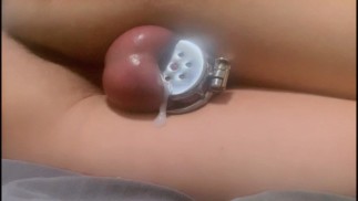 Femboy pokazuje tyłek i czystość, a potem spuszcza się bez użycia rąk