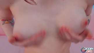 GROOBYGIRLS - Niesamowity jesienny deszcz masturbuje się twardym kutasem