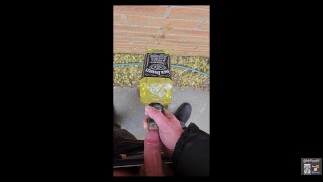 Geen toilet, dus nam ik een pis in een whiskyfles. Meer dan een liter pis. Ik moest weg.