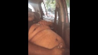 Тайная мастурбация в моей машине