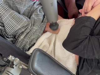 介護者は車椅子の四肢麻痺のオルガスムを助ける