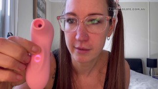 Girls Get off Missy clitóris sucker SFW review