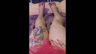 POV, wachten tot mijn teennagellak droog is... Cumshot!