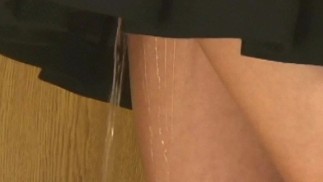 Après me brosser les dents, je vais aussi faire pipi ici dans les toilettes de l’hôtel