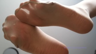 Annusa i miei collant pestiferi - femdom pov padrona italiana feticismo piedi suole