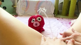 ぬいぐるみの大学の可愛い人の小便