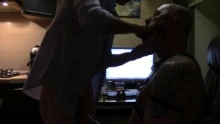 Glatzköpfige dominante Fäuste mich DEEPTHROAT mit DOPPELTER PENETRATION