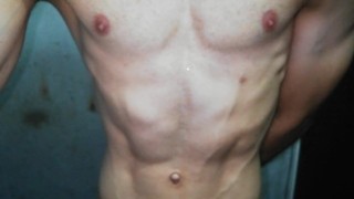 hombre joven jugando con sus pechos, y abdomen marcado