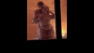 Cuck Hubby kijkt uit het raam, creampie opruimen + Sloppy Seconds