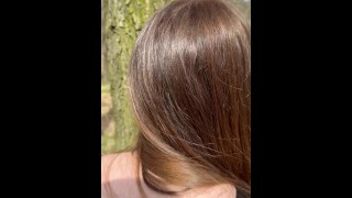 Jeune femme se fait baiser dans la forêt