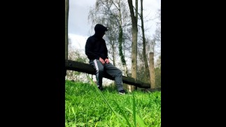 Füttern Sie Anon Twink meinen Mann Saft im nahe gelegenen Park. Anonyme Augenbinde Gesichtssperma in Turnschuhen geschossen.