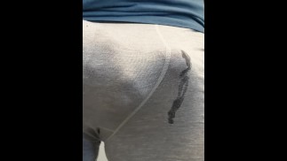 Stecke deine Hand in Papas Boxershorts und streichle seinen großen Schwanz