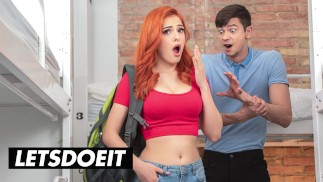 Cheating slet mini vampp krijgt diepe poesjespenetratie van haar kamergenoot - HORNY HOSTEL
