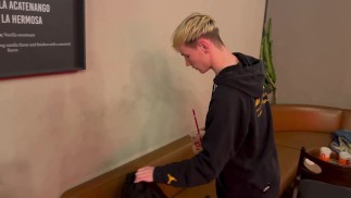 Twee jongens neuken en kussen in een openbaar toilet in een café