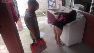 Ama de casa casada le paga al técnico de la lavadora con el culo mientras su marido no está