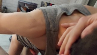 Das Outdoor-Cruisen des jungen Twinks endet mit einem großen Schwanz, Eiern im Mund und guter männlicher Dominanz