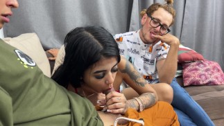 FETICHE AMIGO GAY TERMINA FOLLANDO A SU MEJOR AMIGA EN UN TRIO BISEXUAL CON SU NOVIO