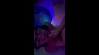 彼女は高校でHotしていた今、彼女は私を吸う