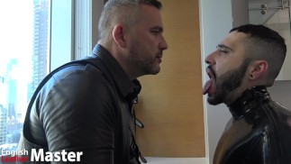 Reifer Ledermeister spuckt auf die Gummi-Gimpenmaske eines Latex-Sklaven Gesicht spuckt in seinen Mund VORSCHAU