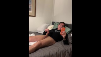 Super excitée après un long vol, alors je me mets à moitié nue et me branle dès que je suis rentré à la maison sur le lit.