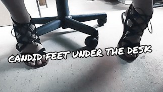 POV Beobachtet Ehrliche T-Girl-Füße In Sandalen Unter Ihrem Schreibtisch