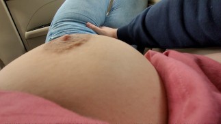 Masturbująca się dziewczyna w obcisłych dżinsach z dużymi naturalnymi w samochodzie