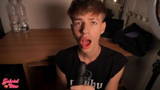 Twink se divierte con un consolador en el culo