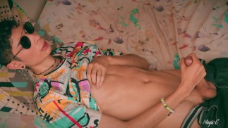 Hot Latino Twink Magic C branler sa grosse bite après l’université et avaler son sperme