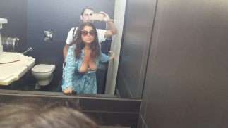 Belle-mère s'est fait baiser dans les toilettes des femmes du centre commercial