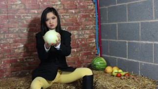 Paardensport Louisa verplettert fruit met laarzen