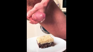 Mehrere Spermaladungen auf Essen und Essen
